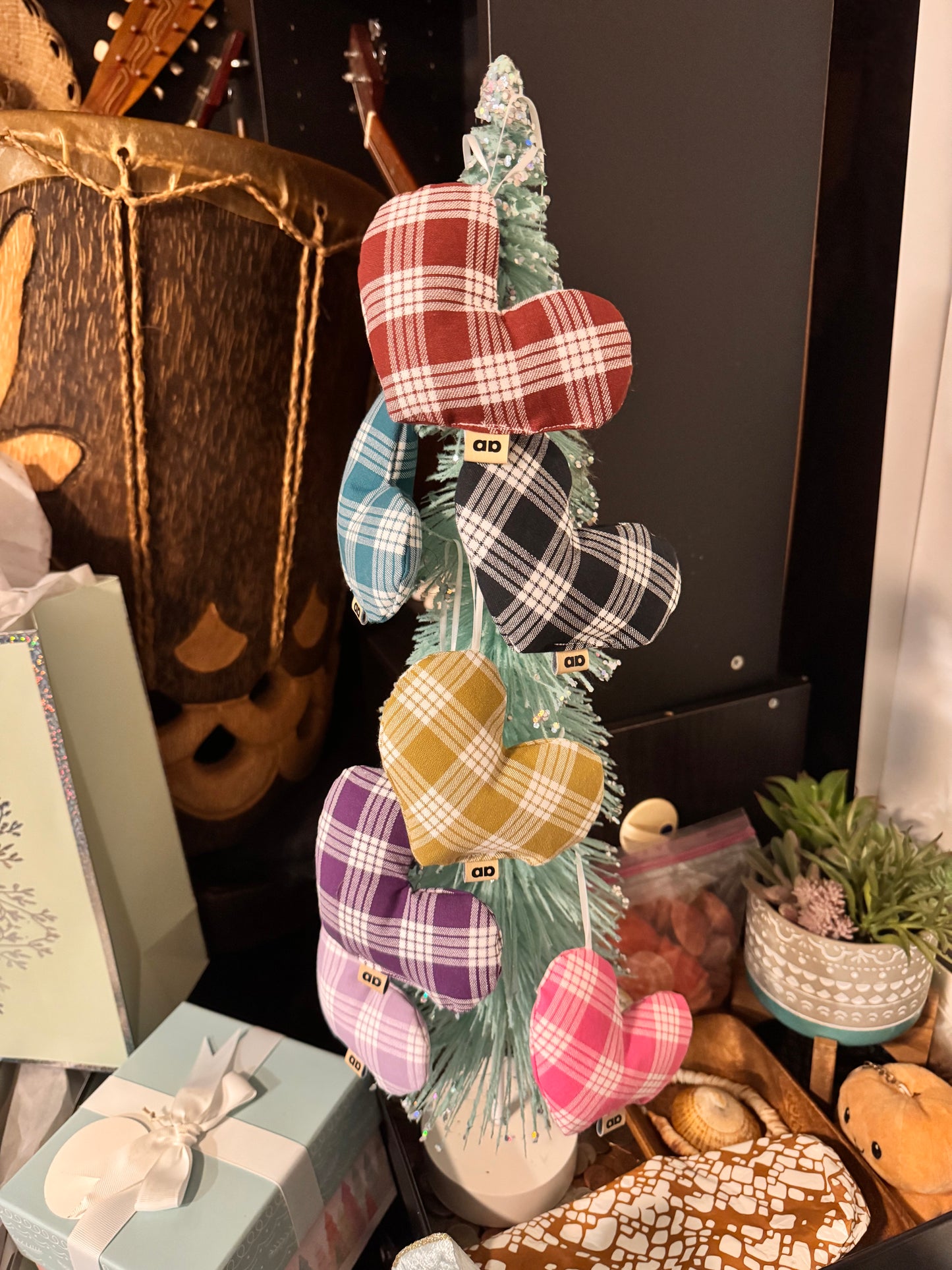 Black Palaka ornament pu’uwai “heart ornament ”