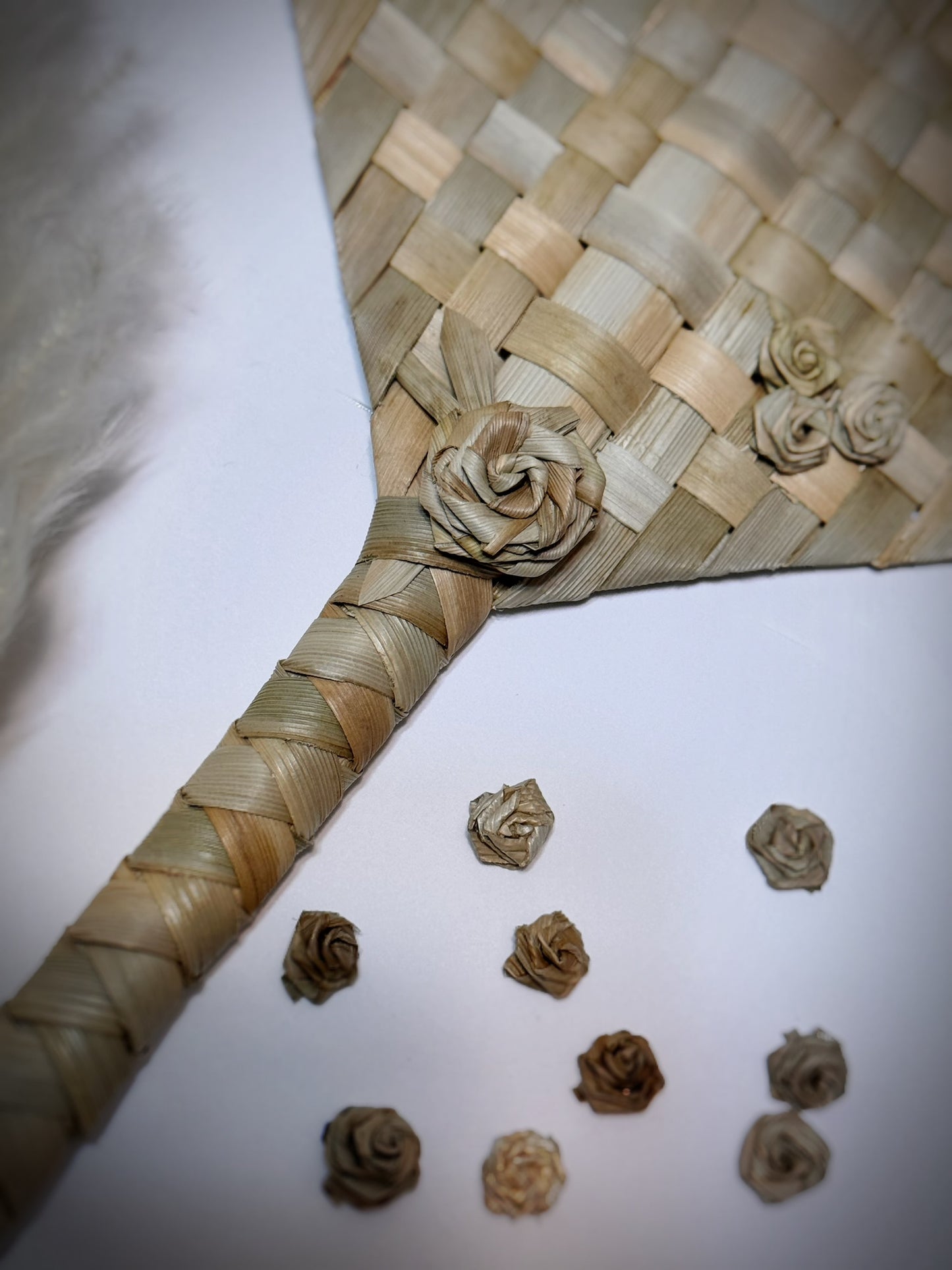Lauhala haka Peʻahi with rosettes