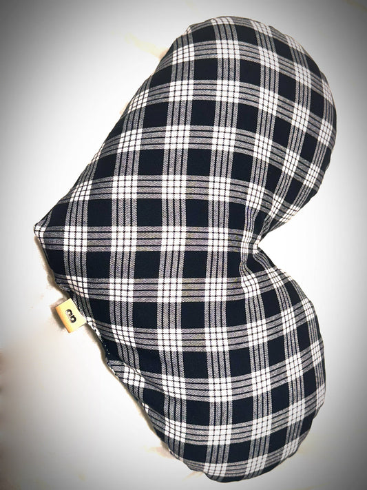 Black Palaka uluna pu’uwai “heart pillow”