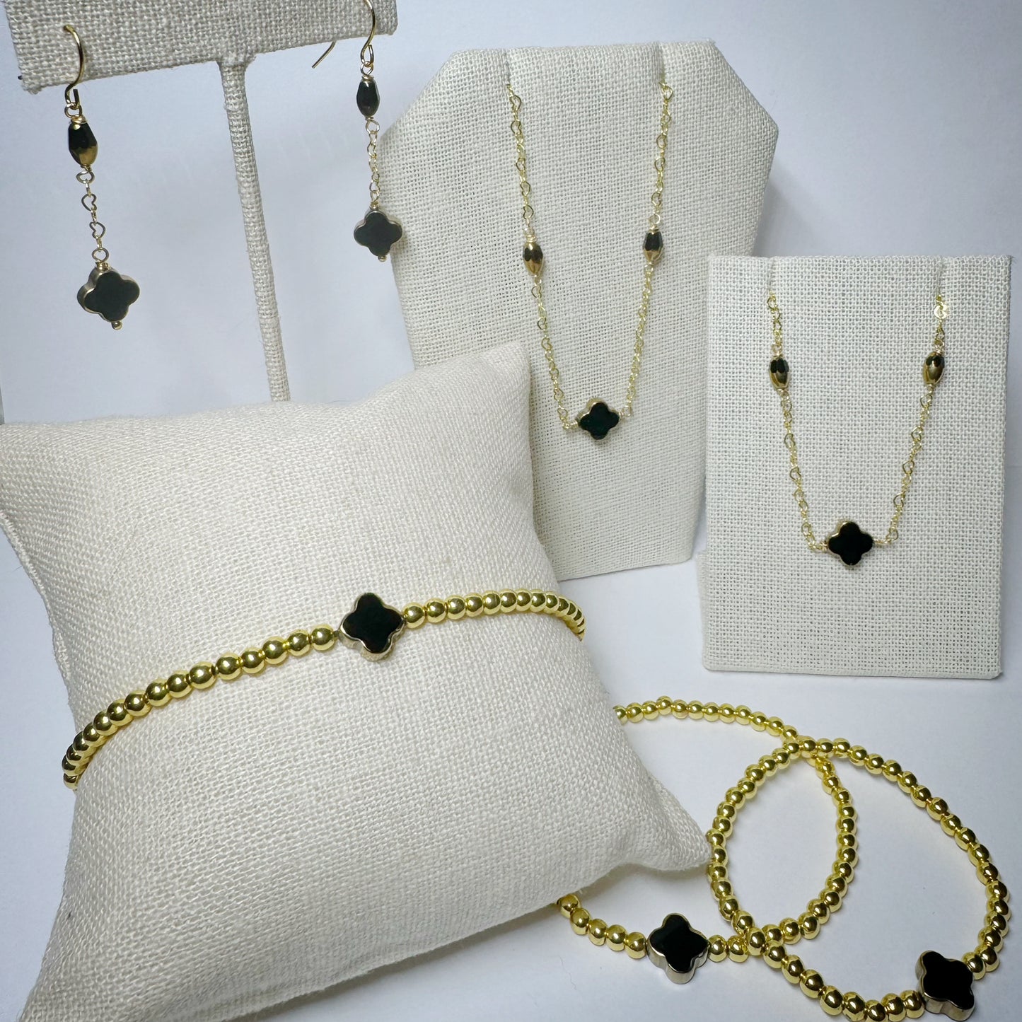 Fancy pua clover pendant on gold heart link chain 16” necklace