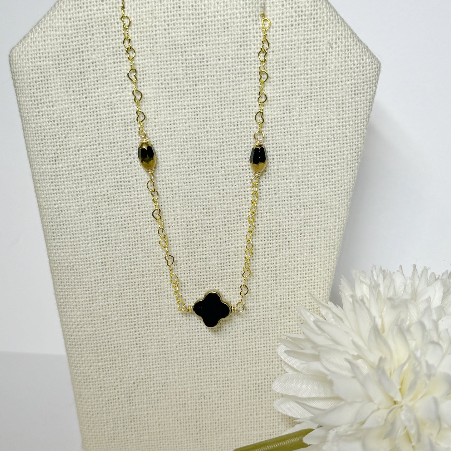 Fancy pua clover pendant on gold heart link chain 16” necklace