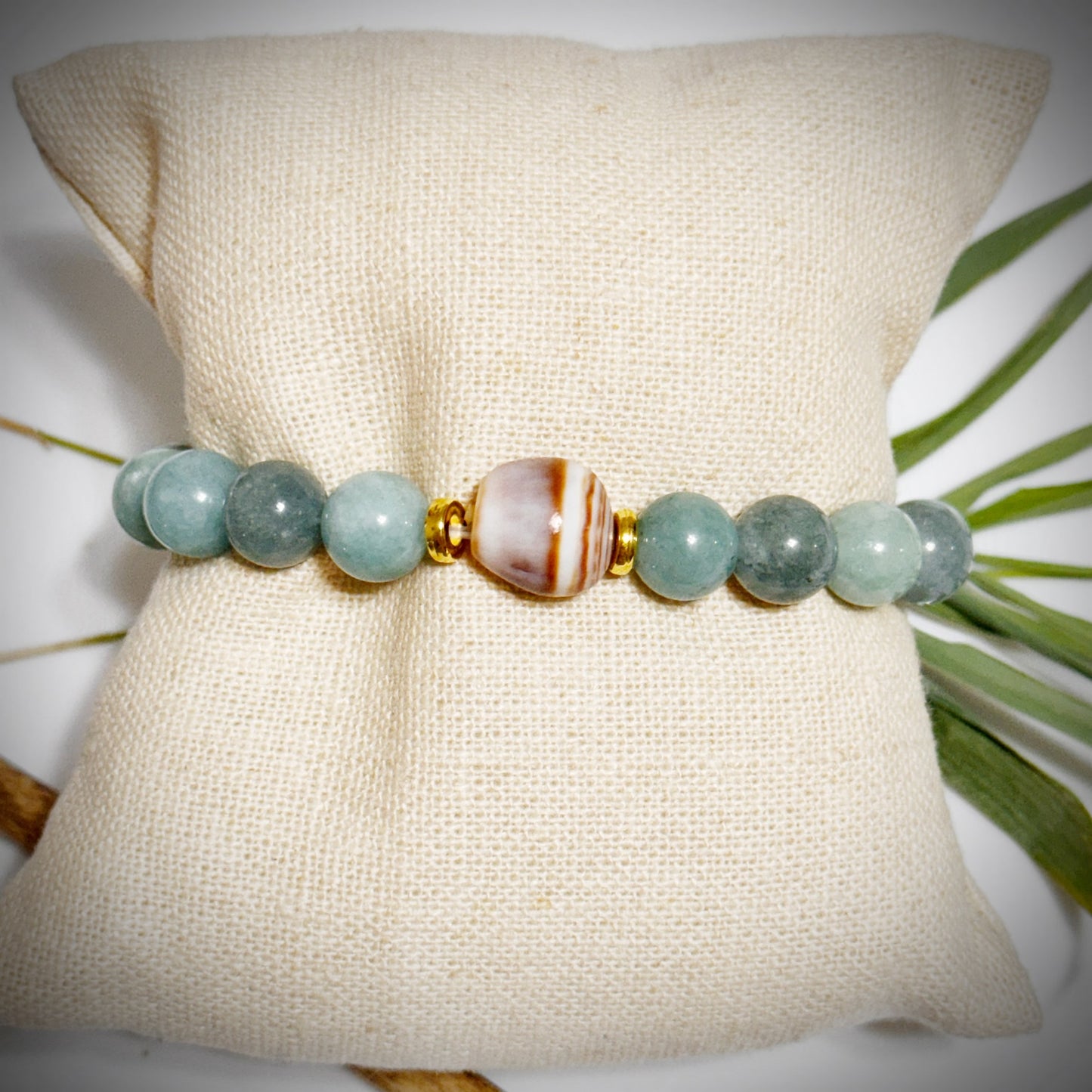 Jade stretch bracelet w/brown cone shell