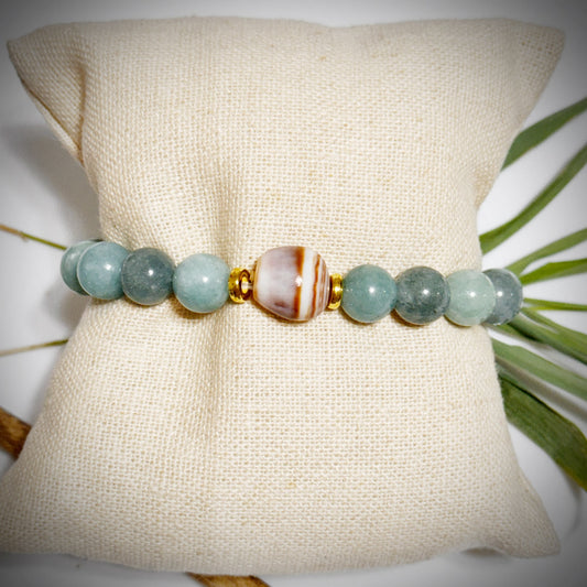 Jade stretch bracelet w/brown cone shell