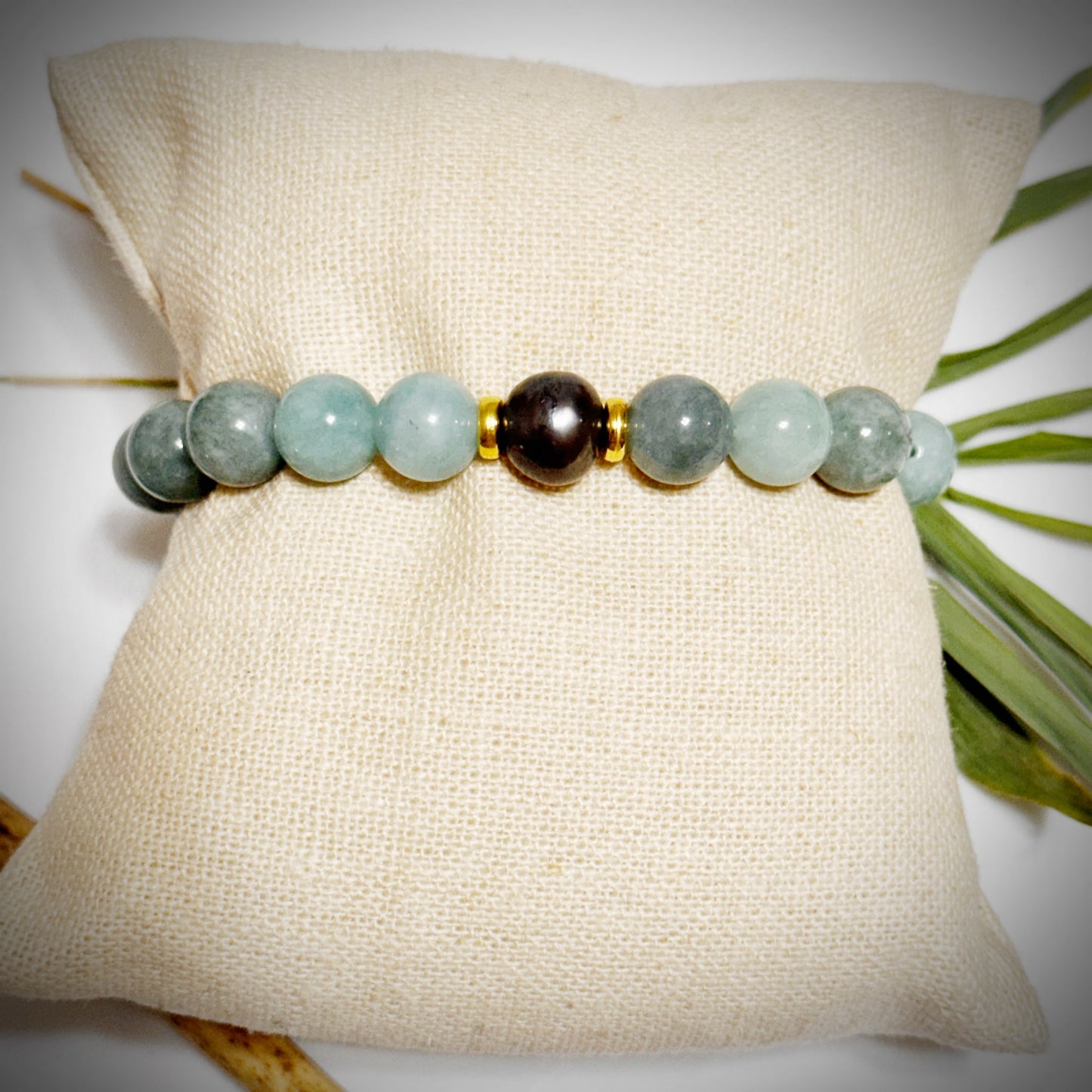 Jade stretch bracelet w/black pearl