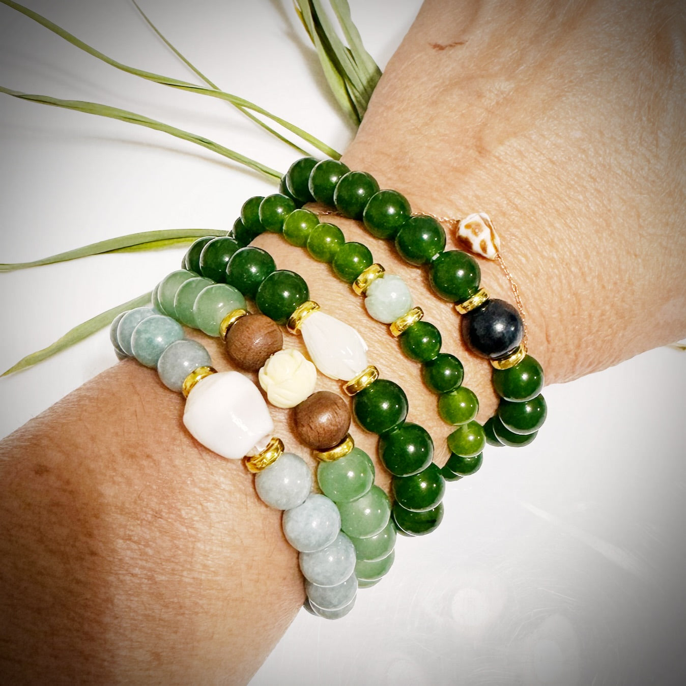 Jade stretch bracelet w/cone shell