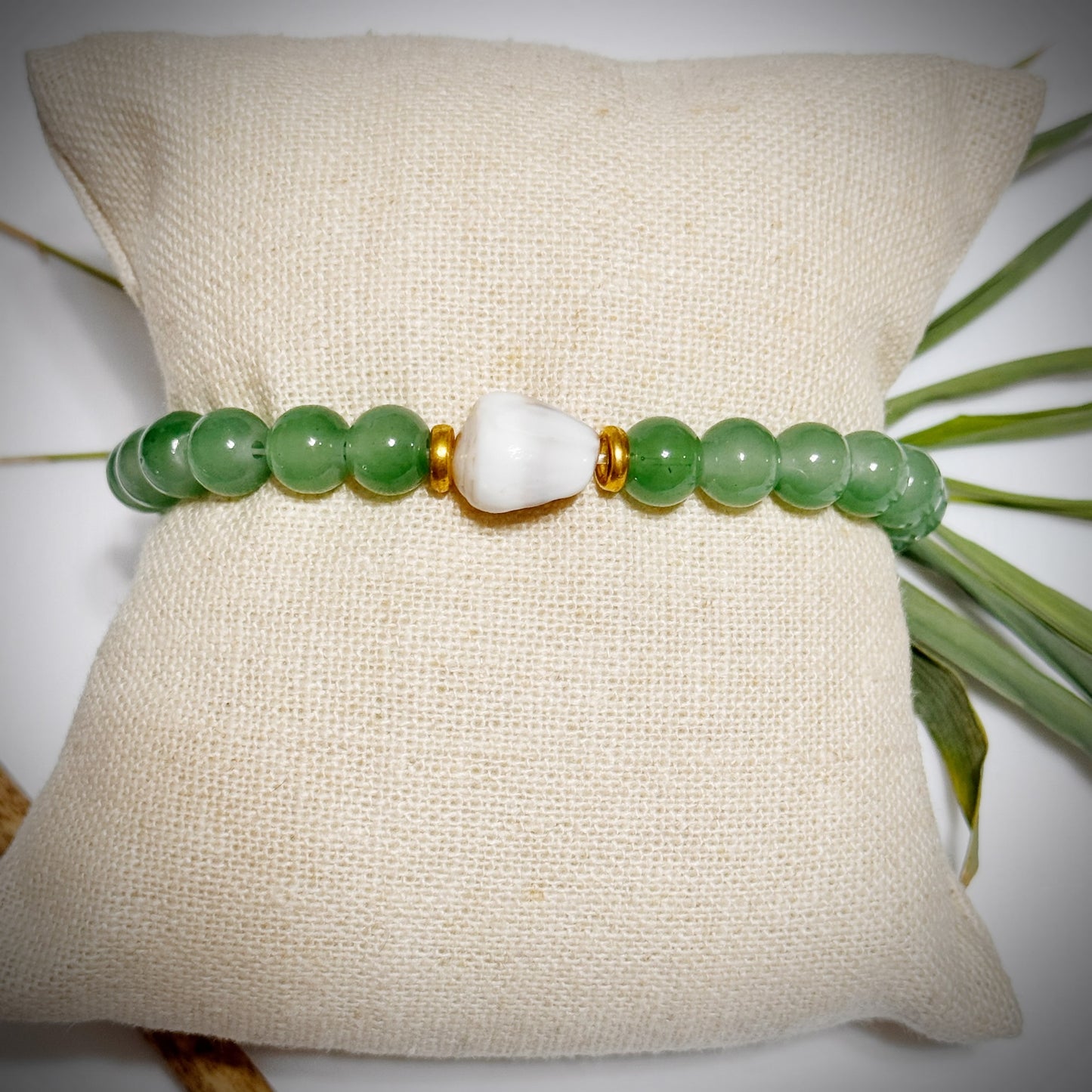 Jade stretch bracelet w/cone shell