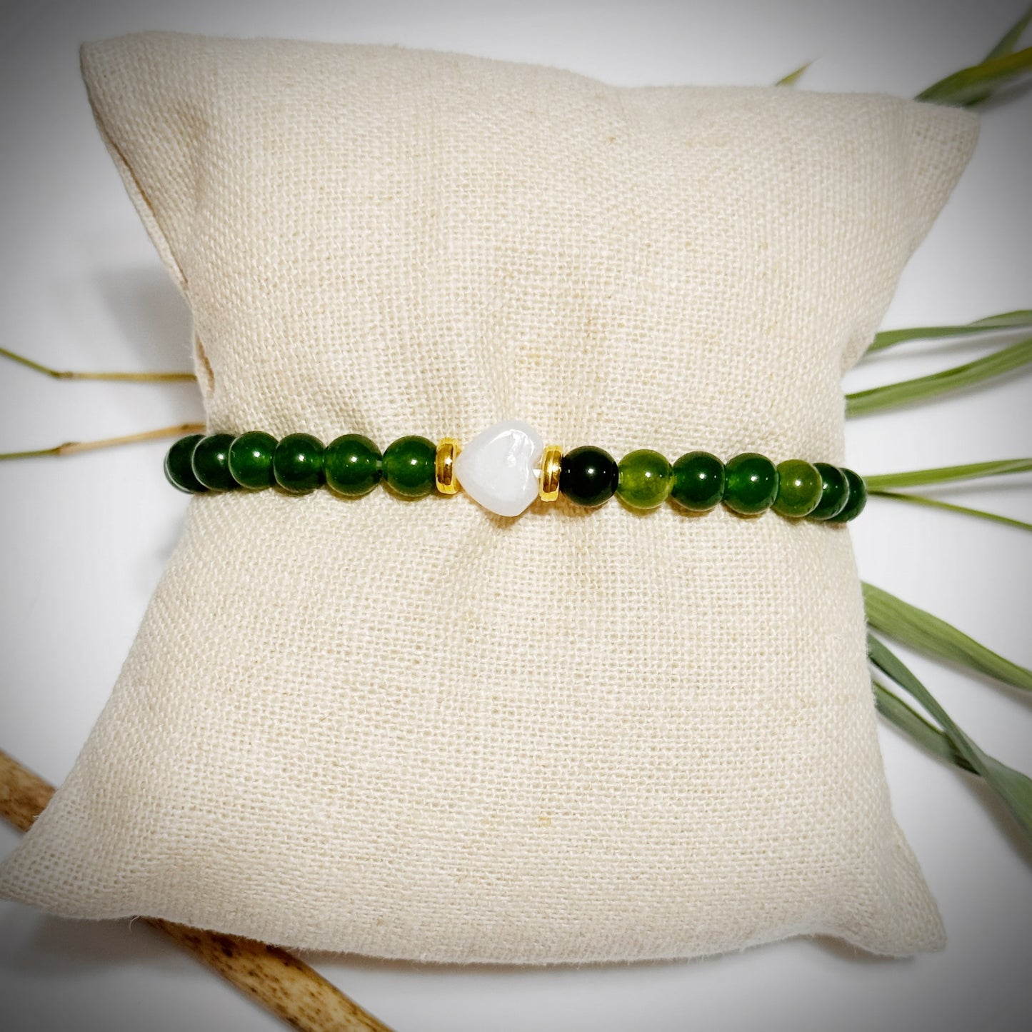 Jade stretch bracelet w/white heart