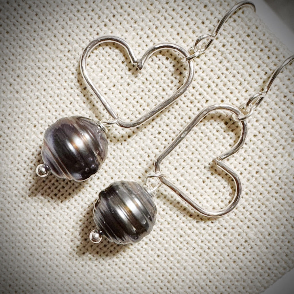 Tahitian pearl silver pu’uwai earring