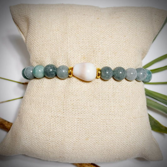 Jade stretch bracelet w/cone shell