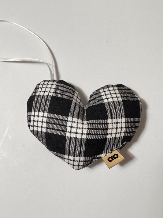 Black Palaka ornament pu’uwai “heart ornament ”