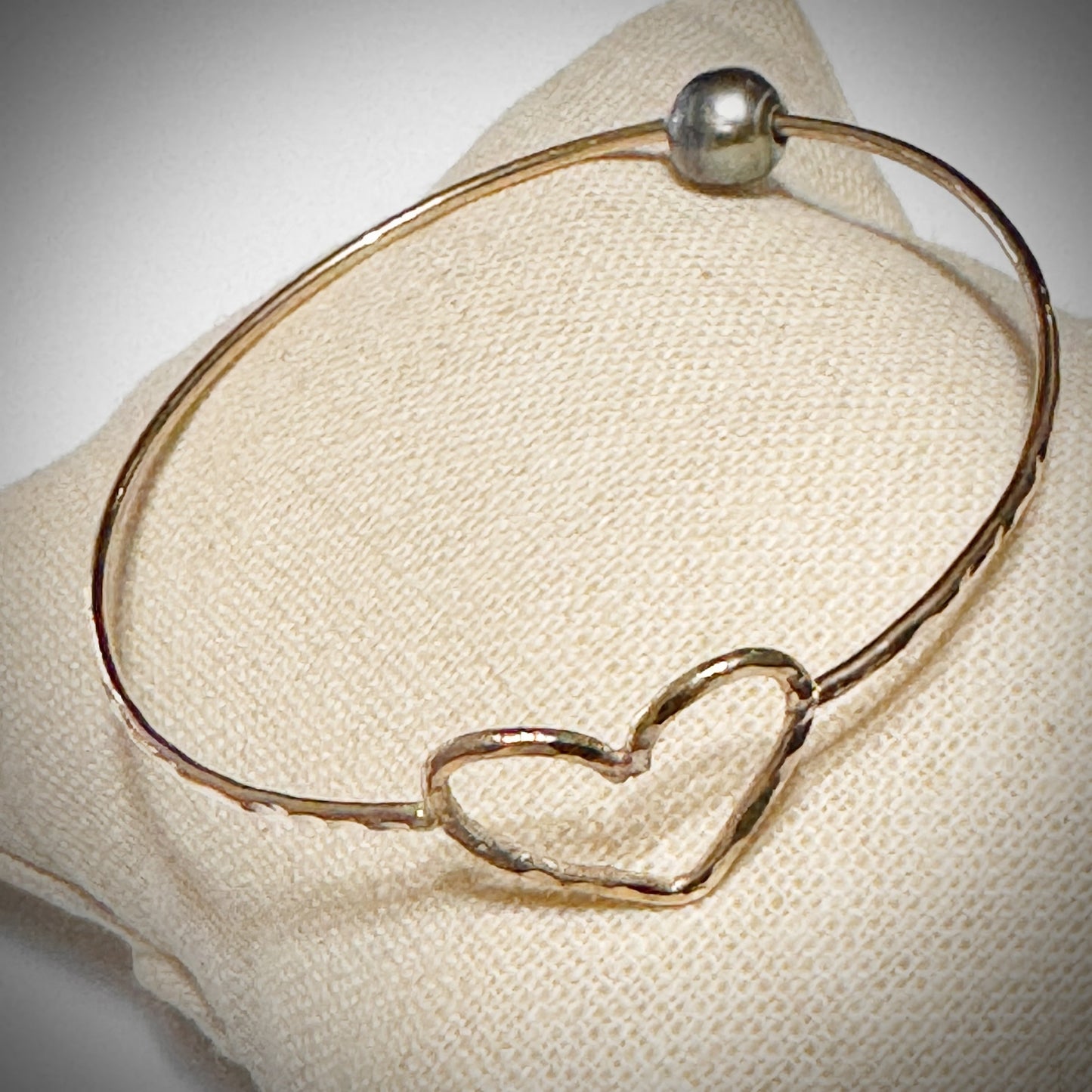 Tahitian pearl gold pu’uwai bangle