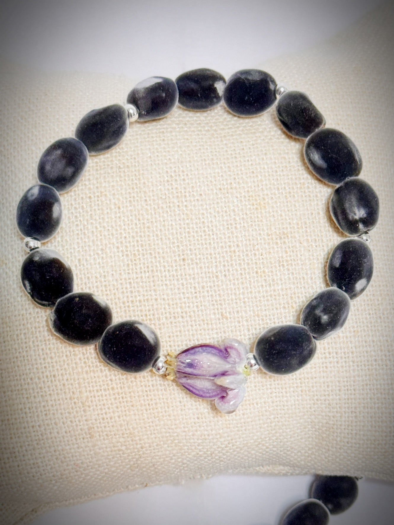 Maui mink seed & single Pua Kalaunu (crown flower) stretch bracelet