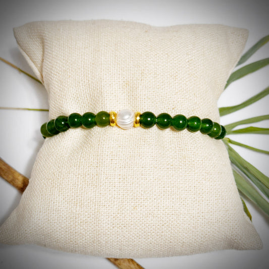 Jade stretch bracelet w/white pearl