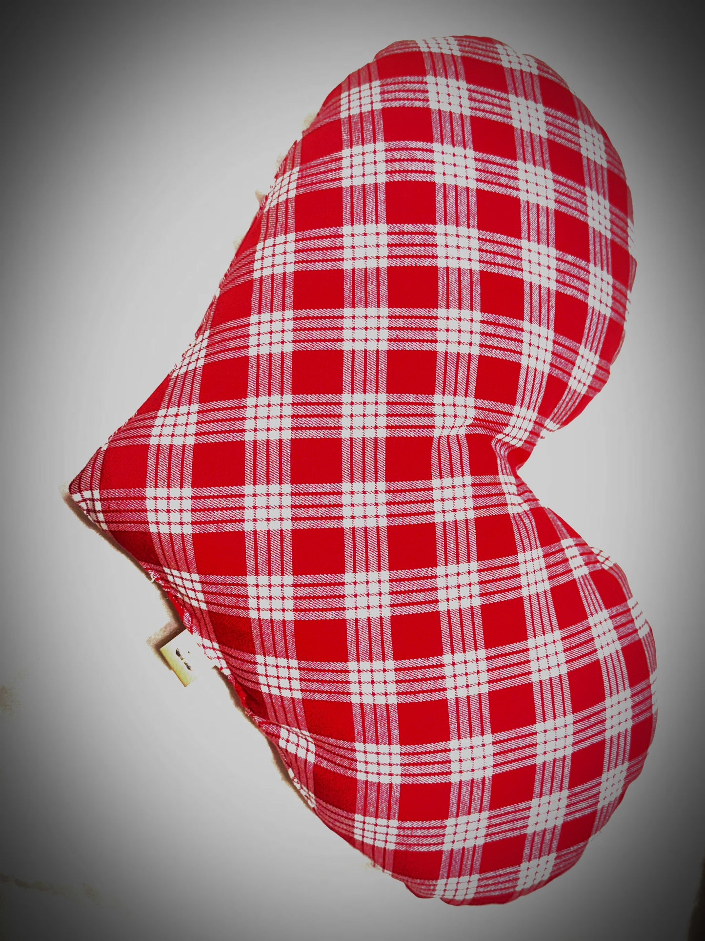 Red Palaka uluna pu’uwai “heart pillow”