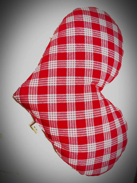 Red Palaka uluna pu’uwai “heart pillow”