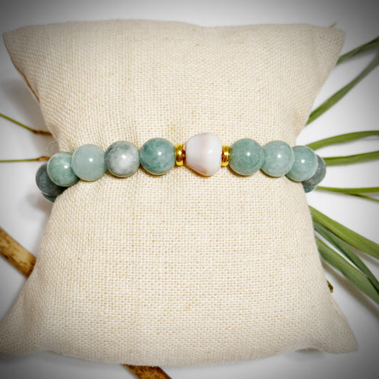 Jade stretch bracelet w/cone shell