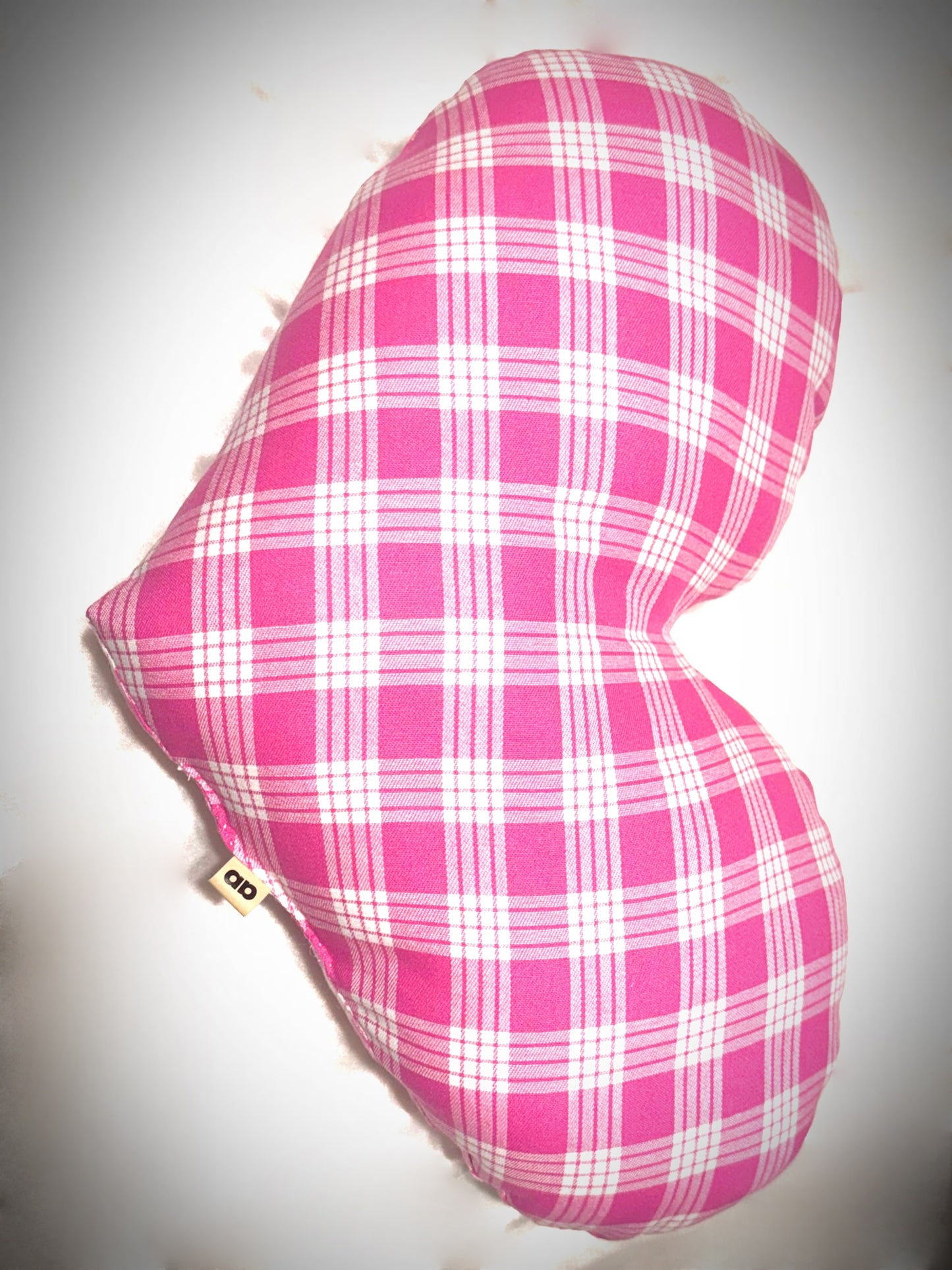 Pink Palaka uluna pu’uwai “heart pillow”