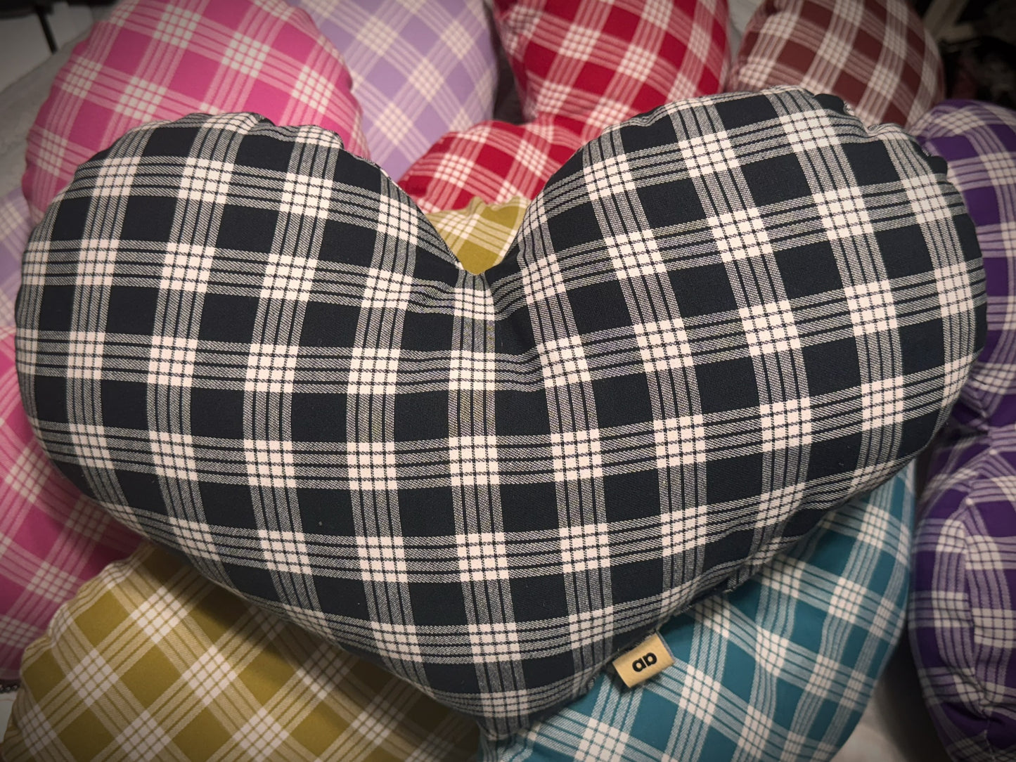 Black Palaka uluna pu’uwai “heart pillow”