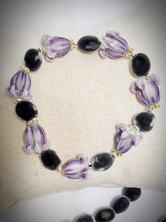 Maui mink seed & Pua Kalaunu (crown flower) stretch bracelet