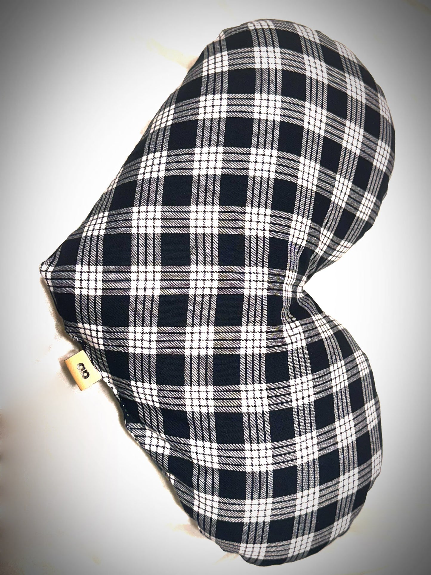 Black Palaka uluna pu’uwai “heart pillow”