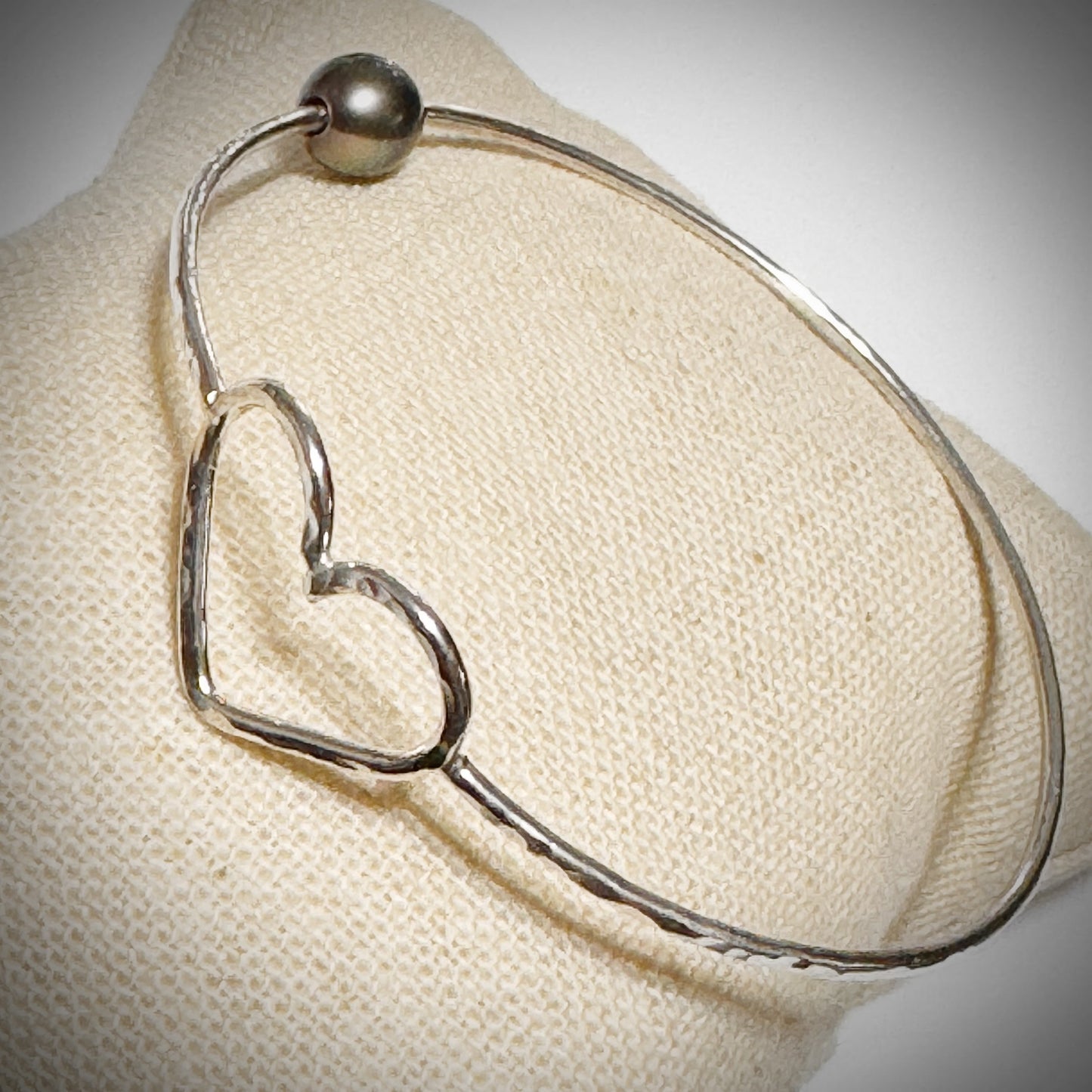 Tahitian pearl silver pu’uwai bangle