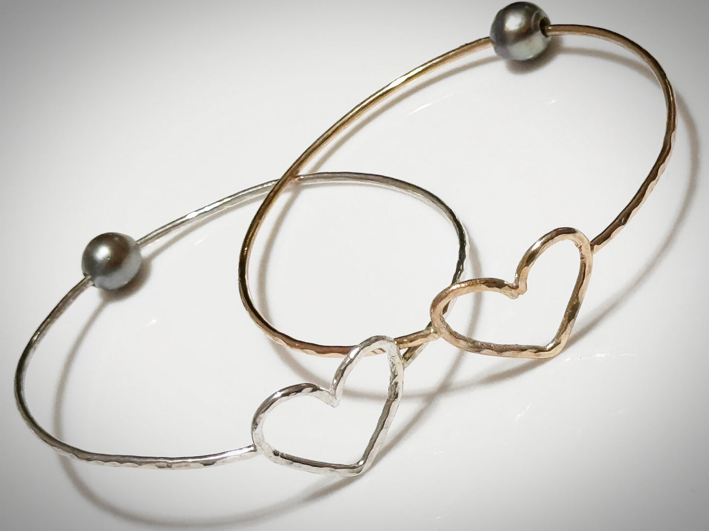 Tahitian pearl gold pu’uwai bangle