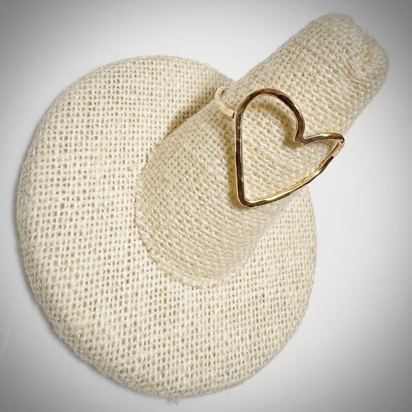 Gold pu’uwai hammered ring