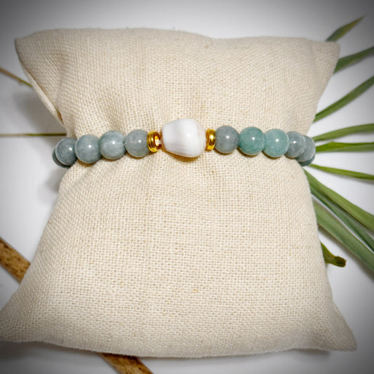 Jade stretch bracelet w/cone shell