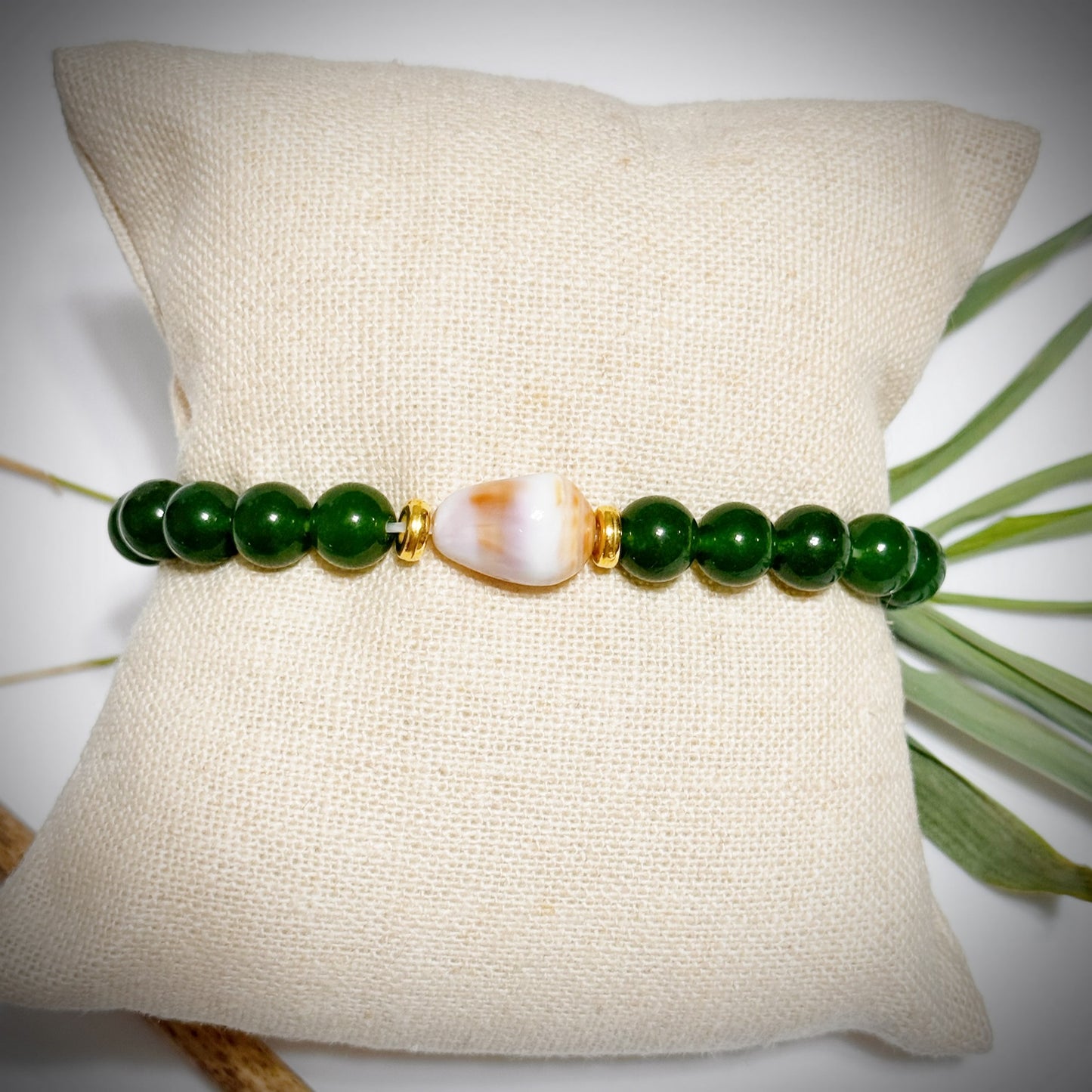 Jade stretch bracelet w/cone shell